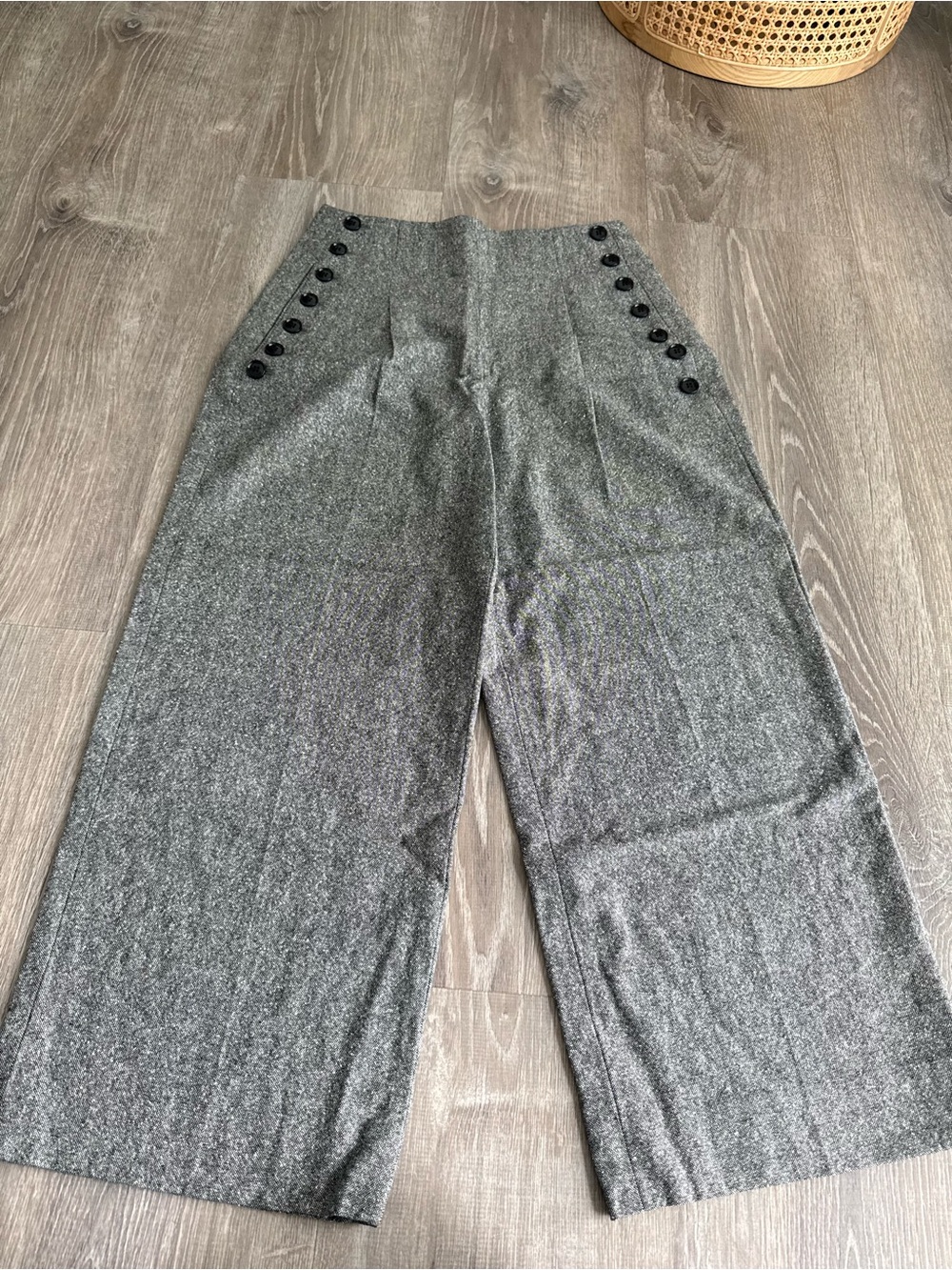 Club Monaco Wide-Leg High-Rise Men's Pants in Gray with Black Buttons